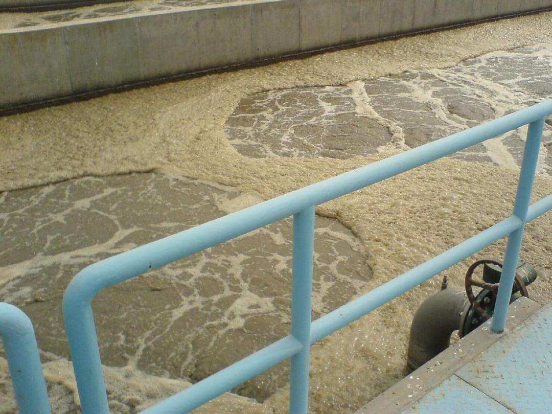 生物曝氣池出現(xiàn)泡沫，使用哪種消泡劑？